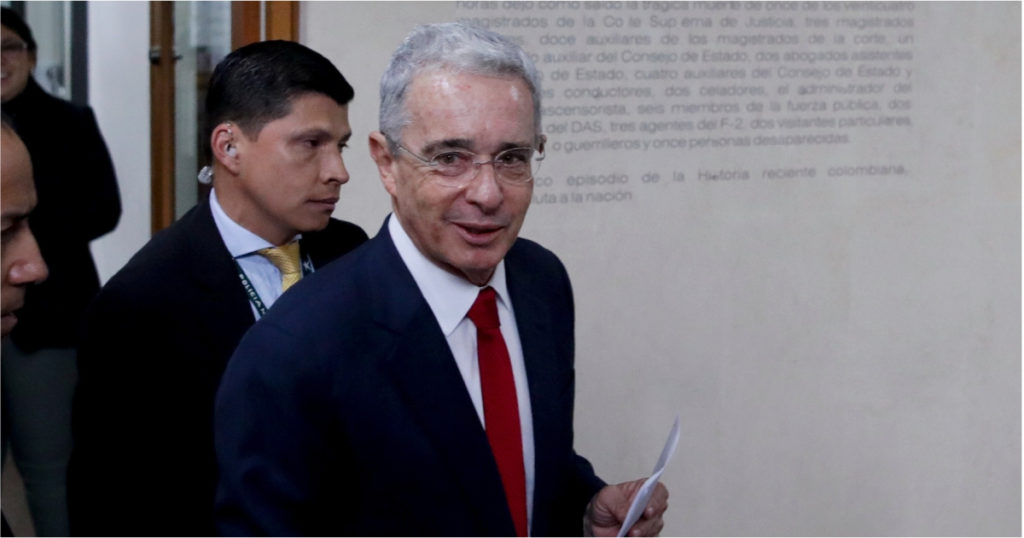 El expresidente de Colombia, Álvaro Uribe, en la Corte Suprema de Justicia. Foto: AP