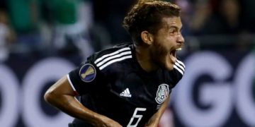 Jonathan Dos Santos publica por error foto en Instagram con mujer desnuda