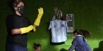 Camiseta de Maradona es donada a barrio vulnerable de Argentina