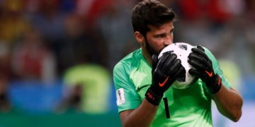 Queda prohibido besar la pelota o intercambiar camisas en el fútbol sudamericano