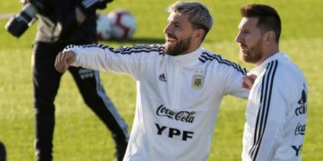 El Kun Agüero llama por WhatsApp a Messi mientras se divierte con videojuegos