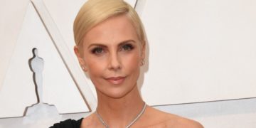 La actriz estadounidense-sudafricana Charlize Theron en una alfombra roja. Foto: AFP