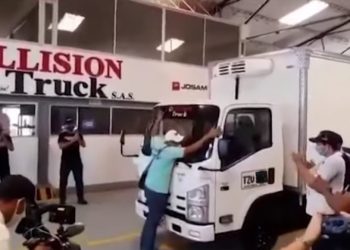 Dueño de camión saqueado en Cartagena llora de felicidad