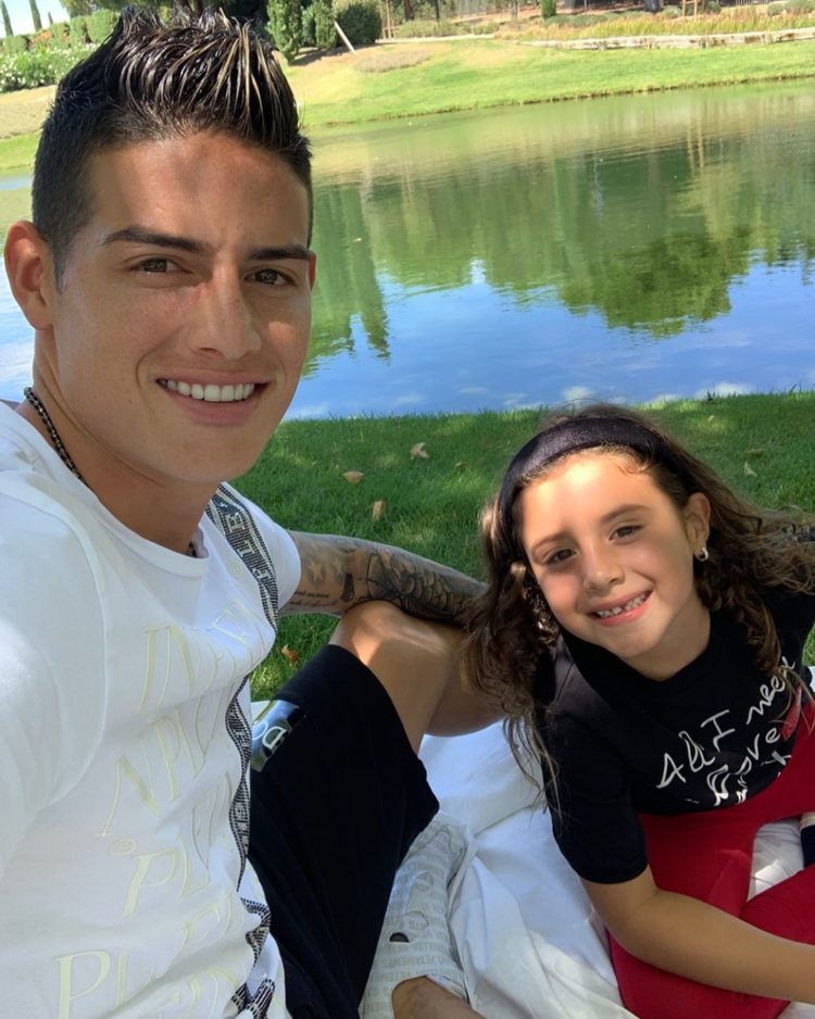 James desata burlas por su forma de bailar en un video junto a su hija