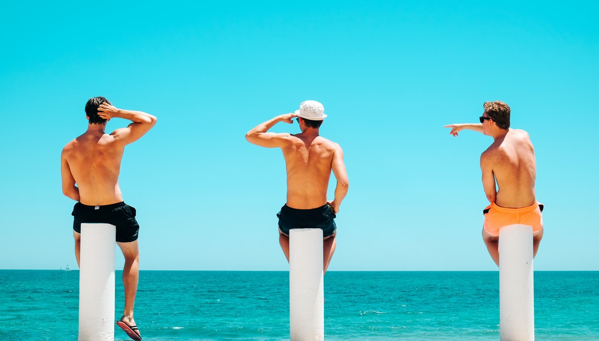hombres en la playa
