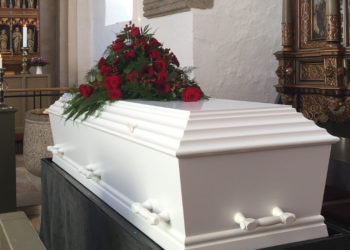 Mujer baila sobre ataúd