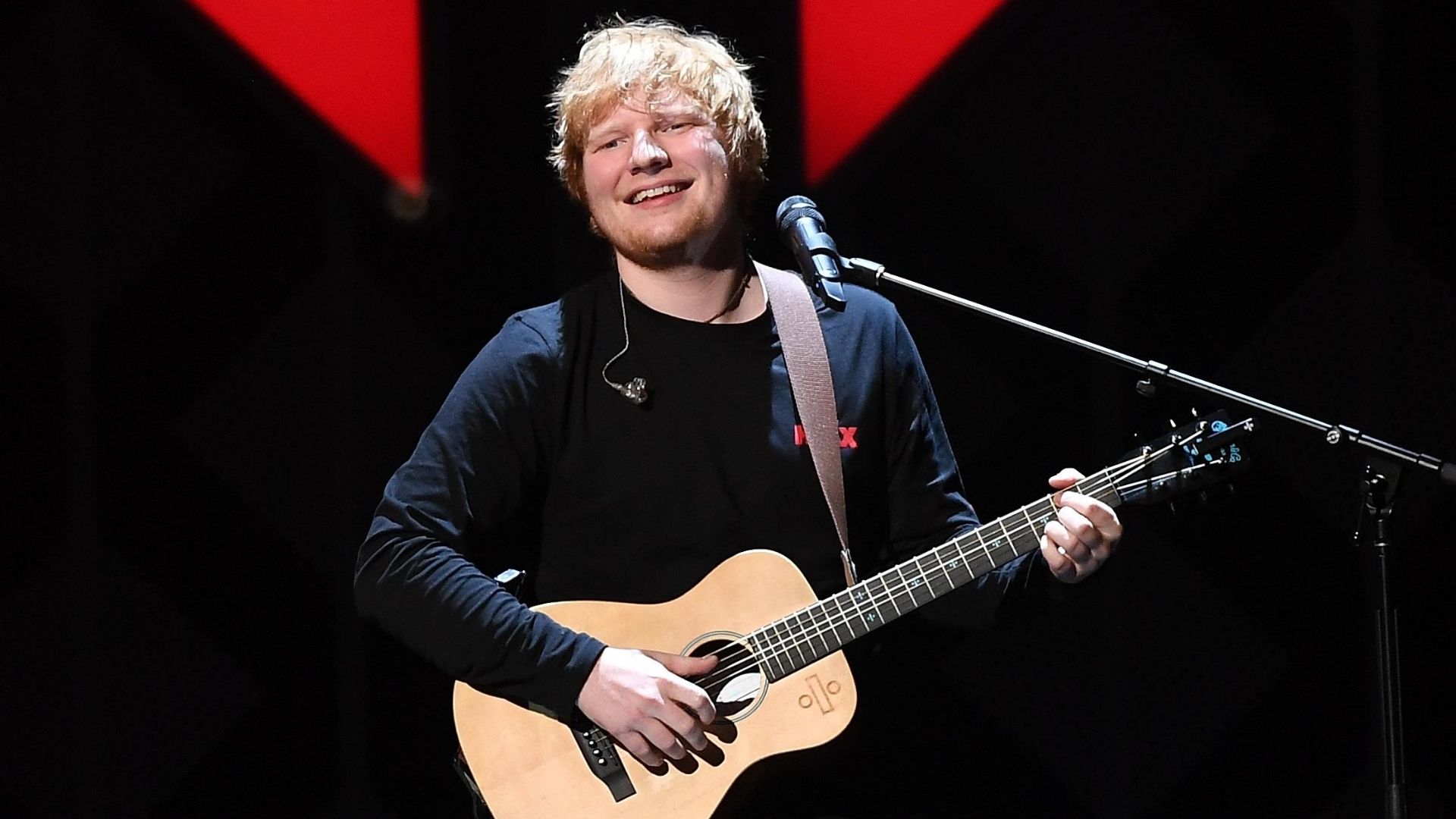 Con tierna fotografía Ed Sheeran confirmó que se convirtió en padre de una niña