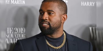 Kanye West sube un video orinando un Grammy