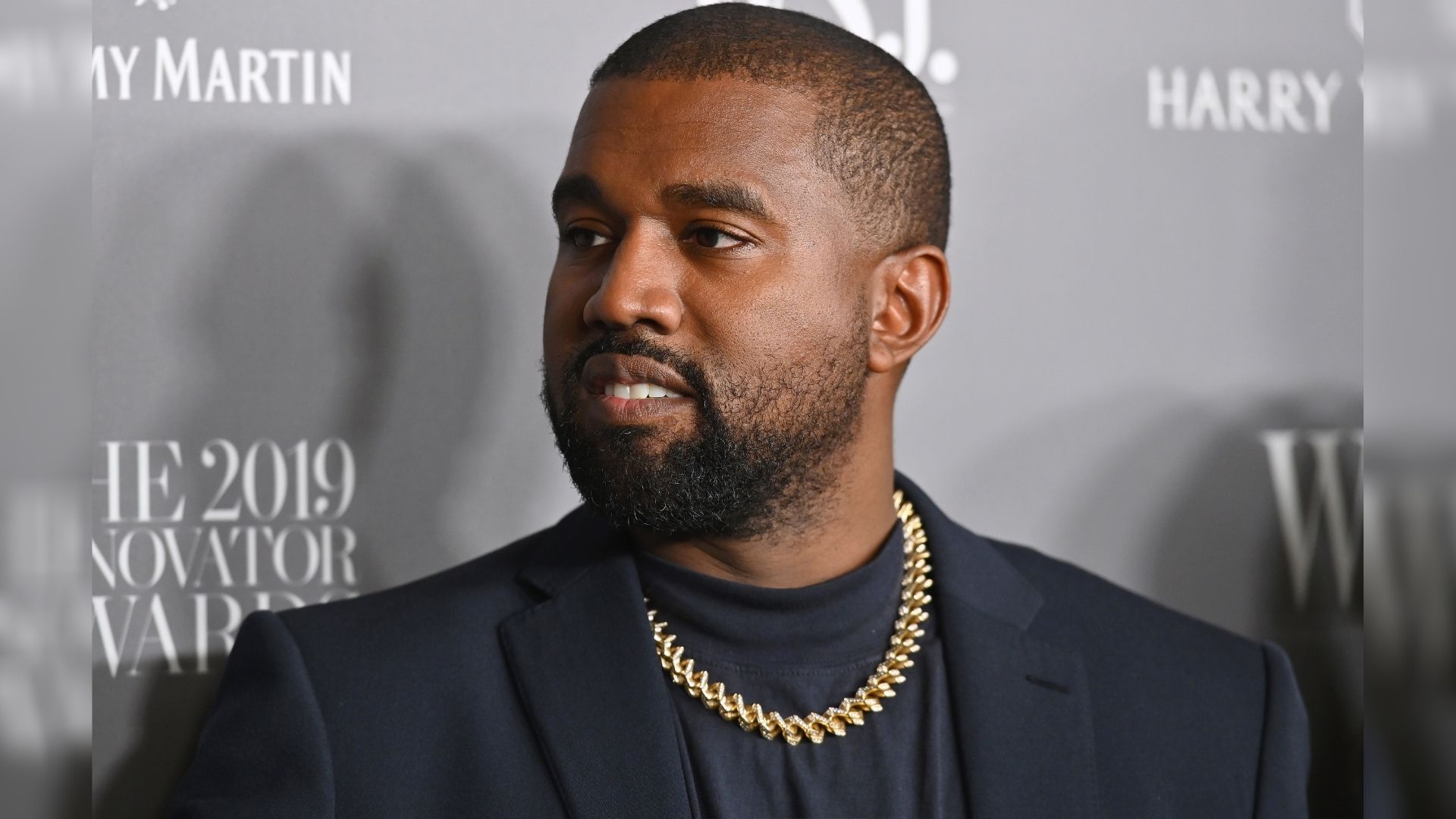 Kanye West genera controversia tras publicar un video orinando un Grammy