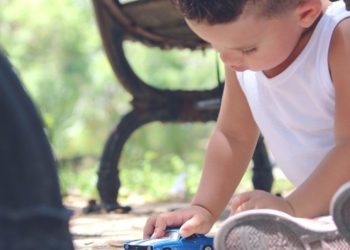 niño con la tapa del inodoro