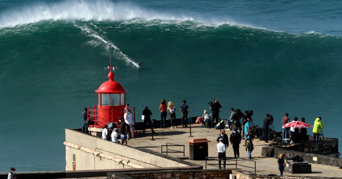 Olas gigantes de Nazaré la tradición del surf en la costa de Portugal