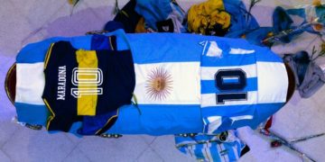Empleados de funeraria se tomaron fotos con el cuerpo de Maradona