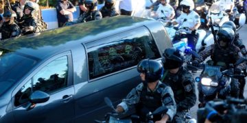 Habla uno de los hombres que se tomó foto con el cuerpo de Maradona