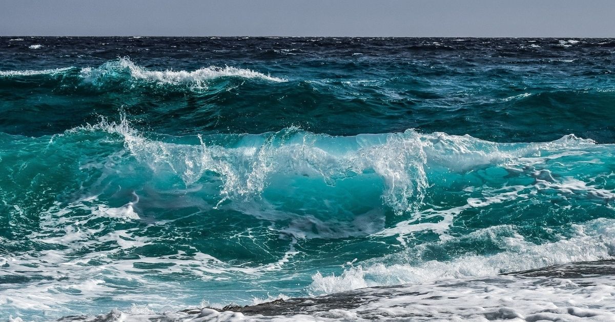 Video: el angustiante momento en que un surfista logra rescatar a mujer atrapada por fuertes olas