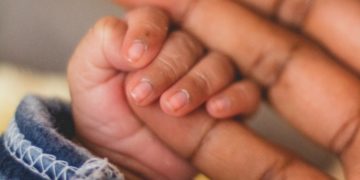 Luchador bebé sobrevivió al COVID-19 y a un trasplante de hígado