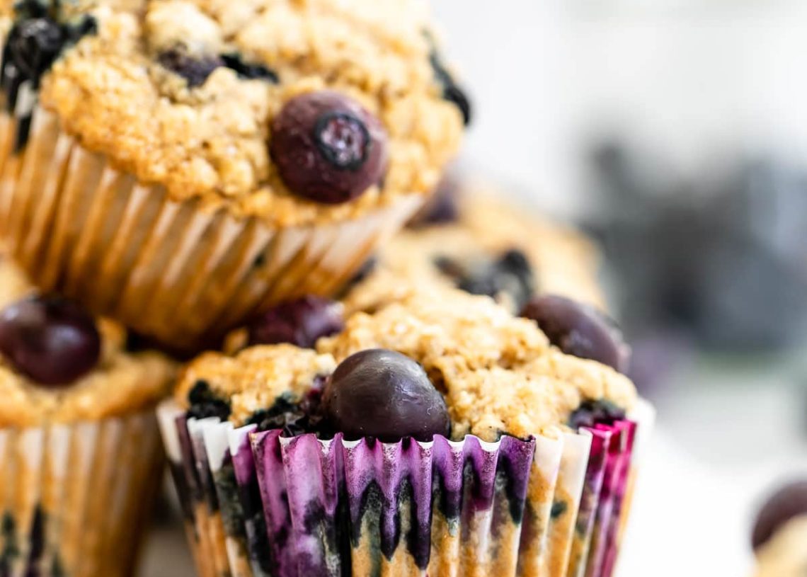 Muffins de arándanos con avena esponjosos y húmedos