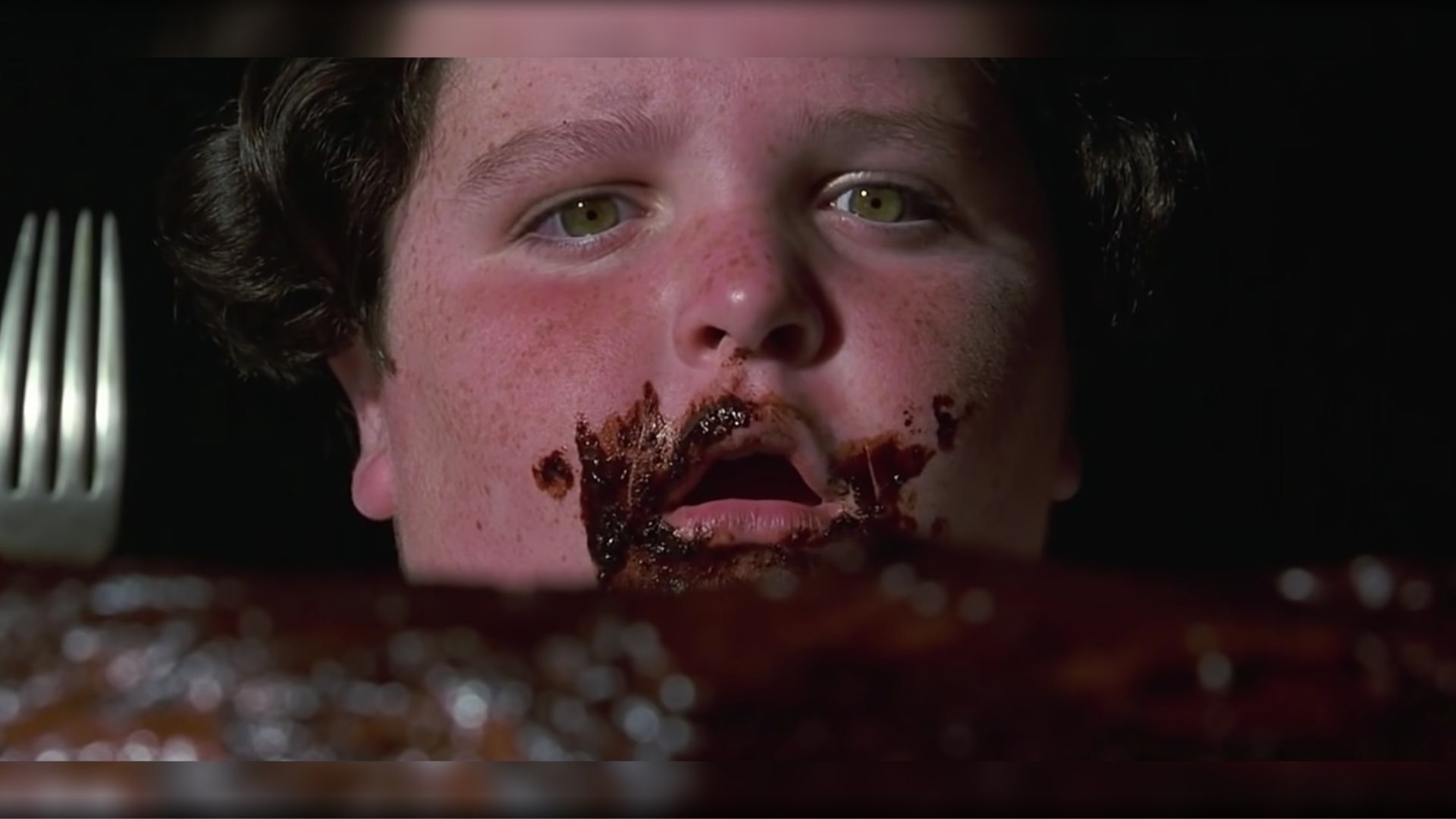 Así luce en la actualidad ‘Bruce’, el niño que se comió la torta de chocolate en ‘Matilda’