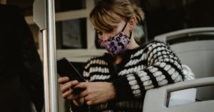 La forma en que tomas el teléfono podría contribuir con el desarrollo de papada, según estudios