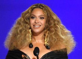 Olvídate del peine: Beyoncé impone la tendencia del cabello con frizz