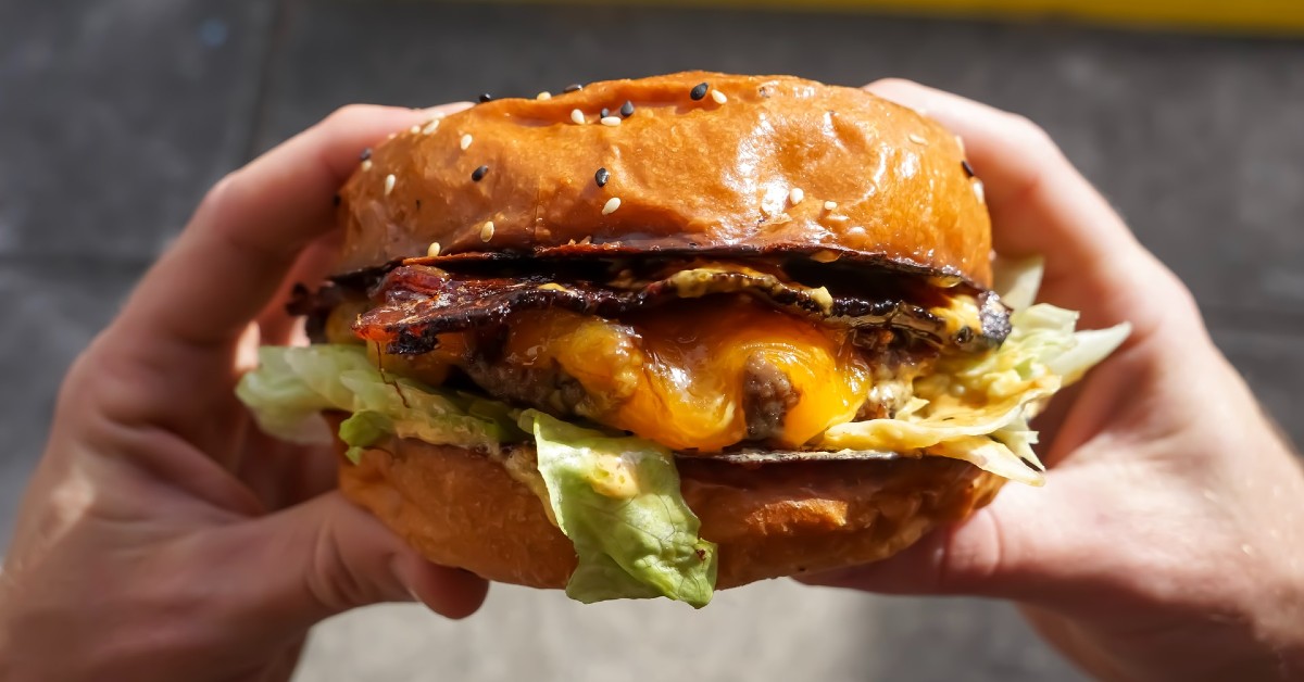 Oxxo le prohibió grabar en sus tiendas y Burger King lo contrató: la suerte de Elías, ‘El niño del Oxxo’