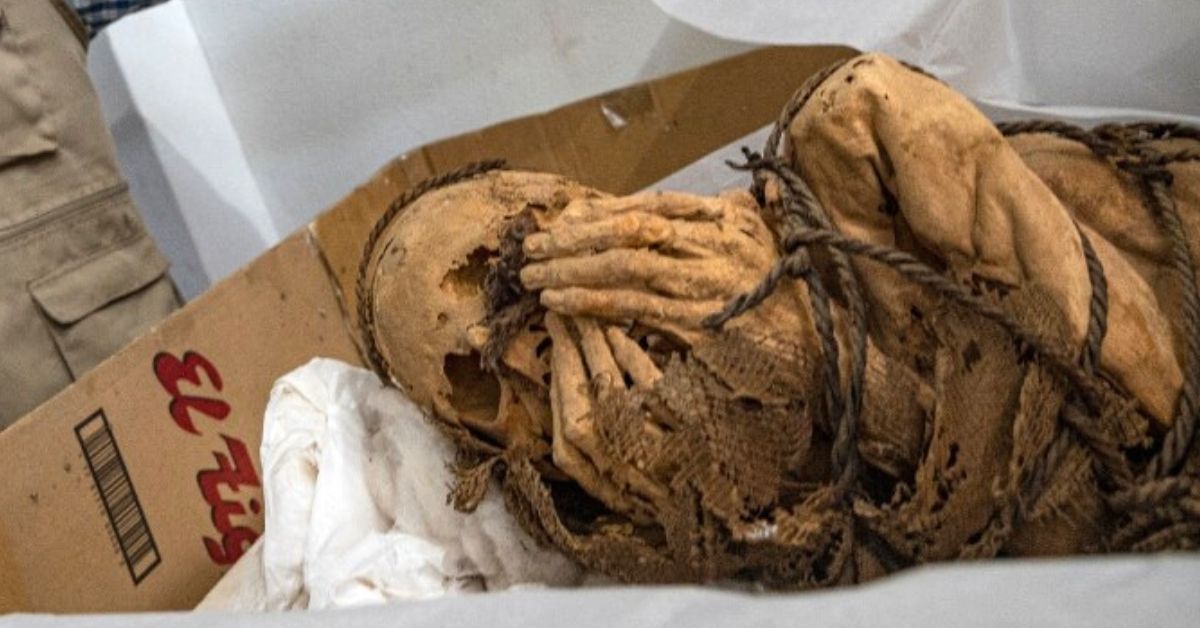 Descubren a una extraña momia de unos 1.200 años tapándose su rostro con las manos