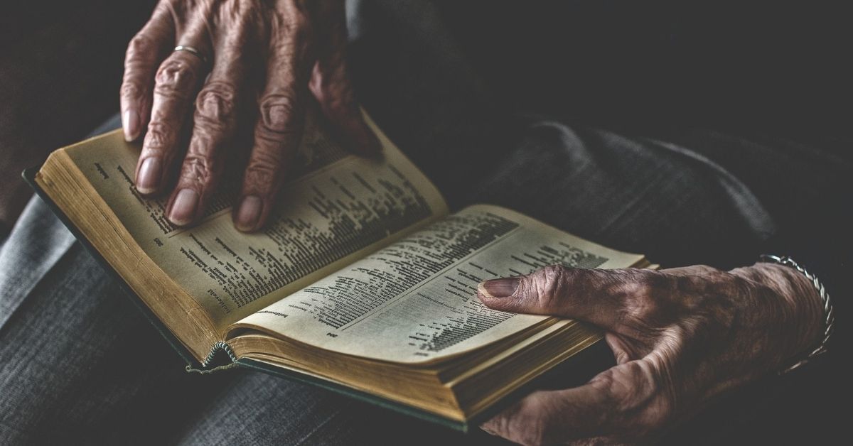 Abuela sorprende al aprender a leer y escribir a sus 104 años tras asistir a clases