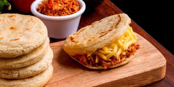 Maestra estadounidense se hace viral por enseñar a sus alumnos a hacer arepas venezolanas