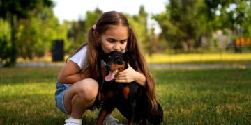 Delanie Dennis, la niña de 11 años que recauda dinero vendiendo limonadas para rescatar animales