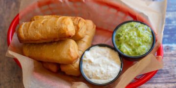 Karol G generó todo un debate en las redes al decir que los tequeños son de su país. Foto: Unsplash