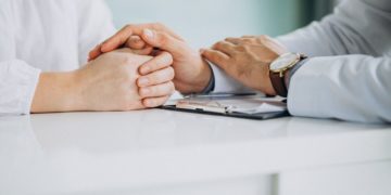 Amor incondicional: joven apoya a su novia que lucha contra el cáncer y le ayuda a raparse la cabeza