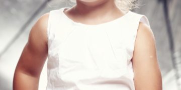 sufre de alopecia- "Recuperó su autoestima": niña que sufre de alopecia recibe su primera peluca y al verse no deja de sonreír - sufre de alopecia