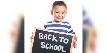 Niño se viraliza en redes sociales al darle clase de español a su pequeño compañero