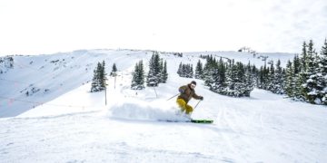 Todo un héroe: esquiador rescató a otro hombre atrapado en la nieve en EE.UU.