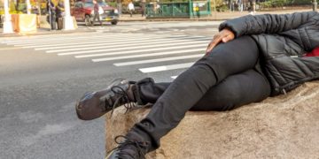 Joven le brindó un plato de comida a un habitante de la calle y lo defendió de la policía