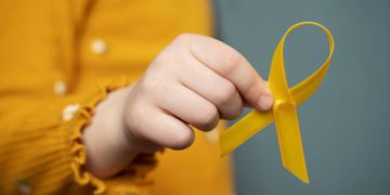 Hace rifas para tener dinero: madre renunció a su trabajo para cuidar a su hijo con cáncer y a su esposo que está hospitalizado