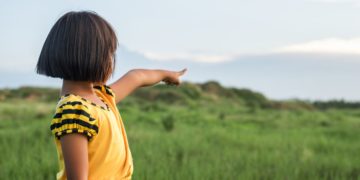 Es muy talentosa: pequeña de 9 años tatúa a su mamá y ella se siente orgullosa 